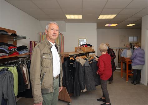 vendeur vetement parentis en born rue de la fringalle